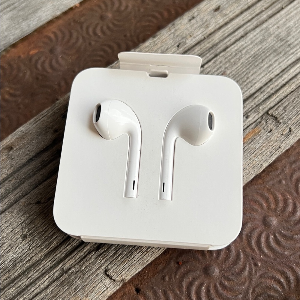 Apple Corded Wired EarPods with Built-in Remote Lightning Plug - NIP